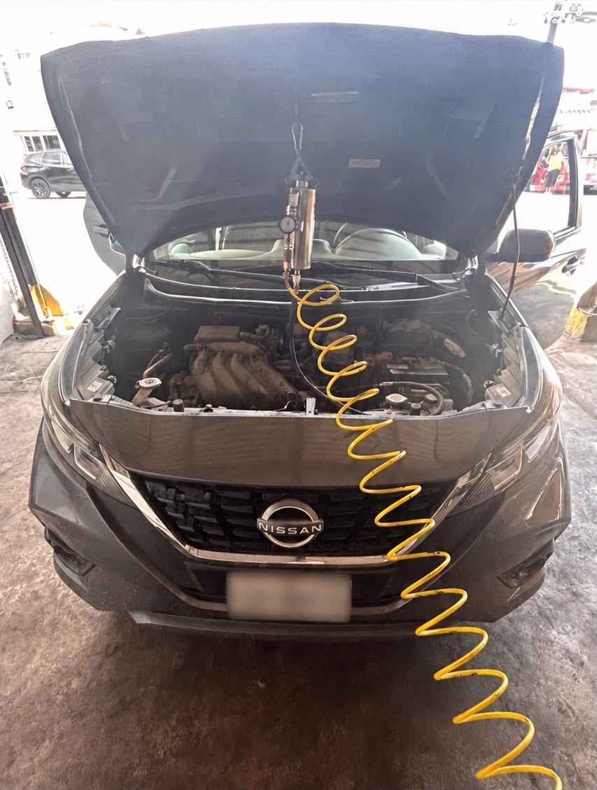 Diagnóstico del motor de un Nissan con herramienta especializada