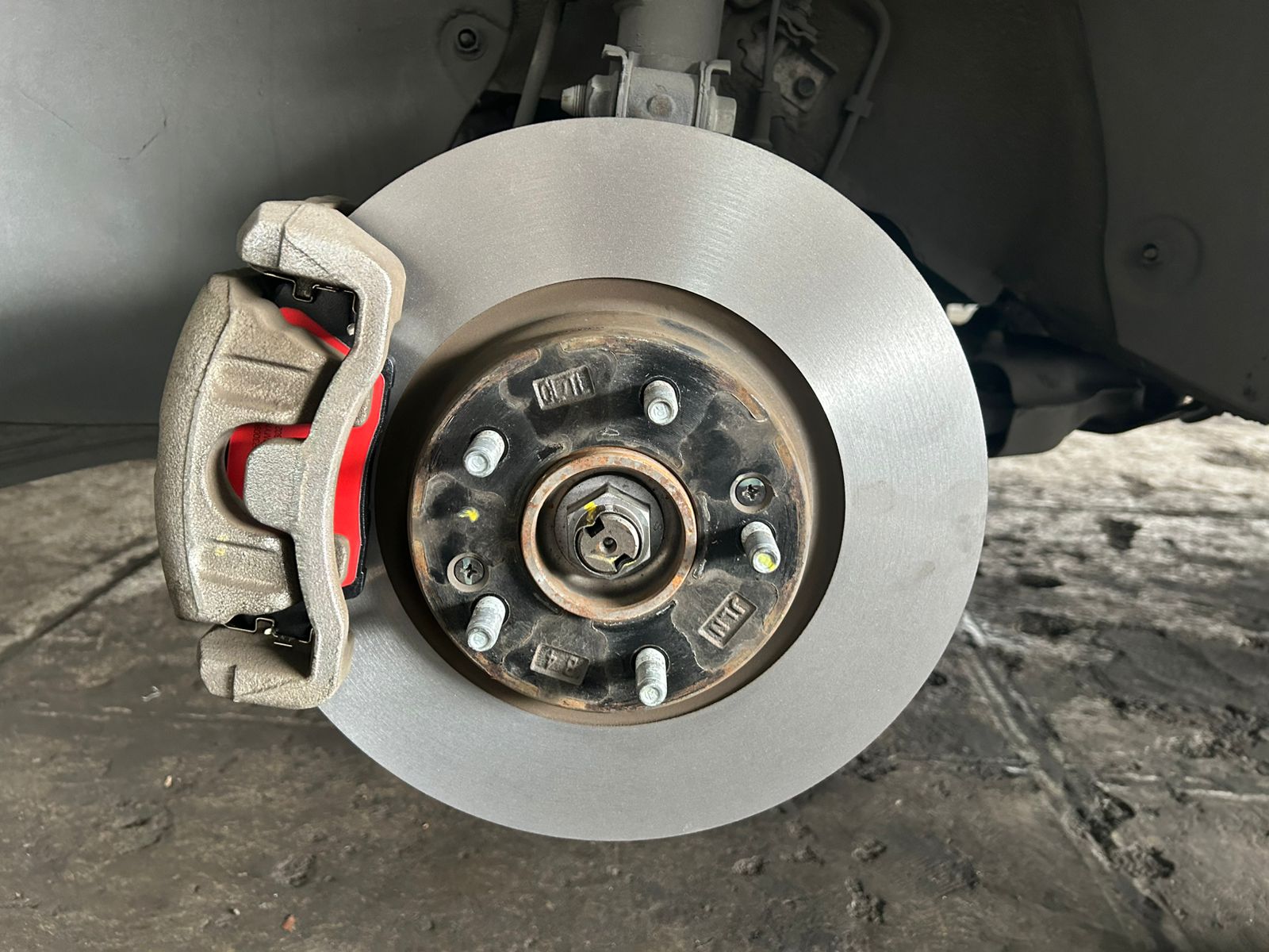 Caliper con balatas nuevas instaladas