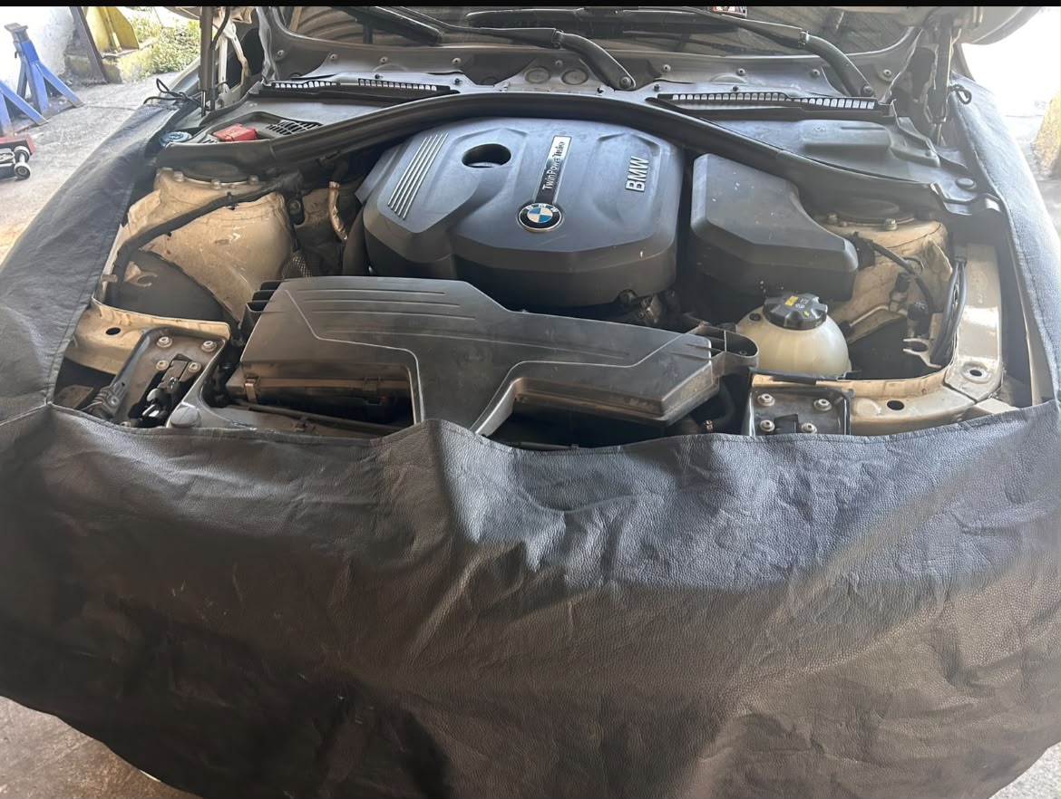 Motor de BMW con cubierta protectora durante el servicio