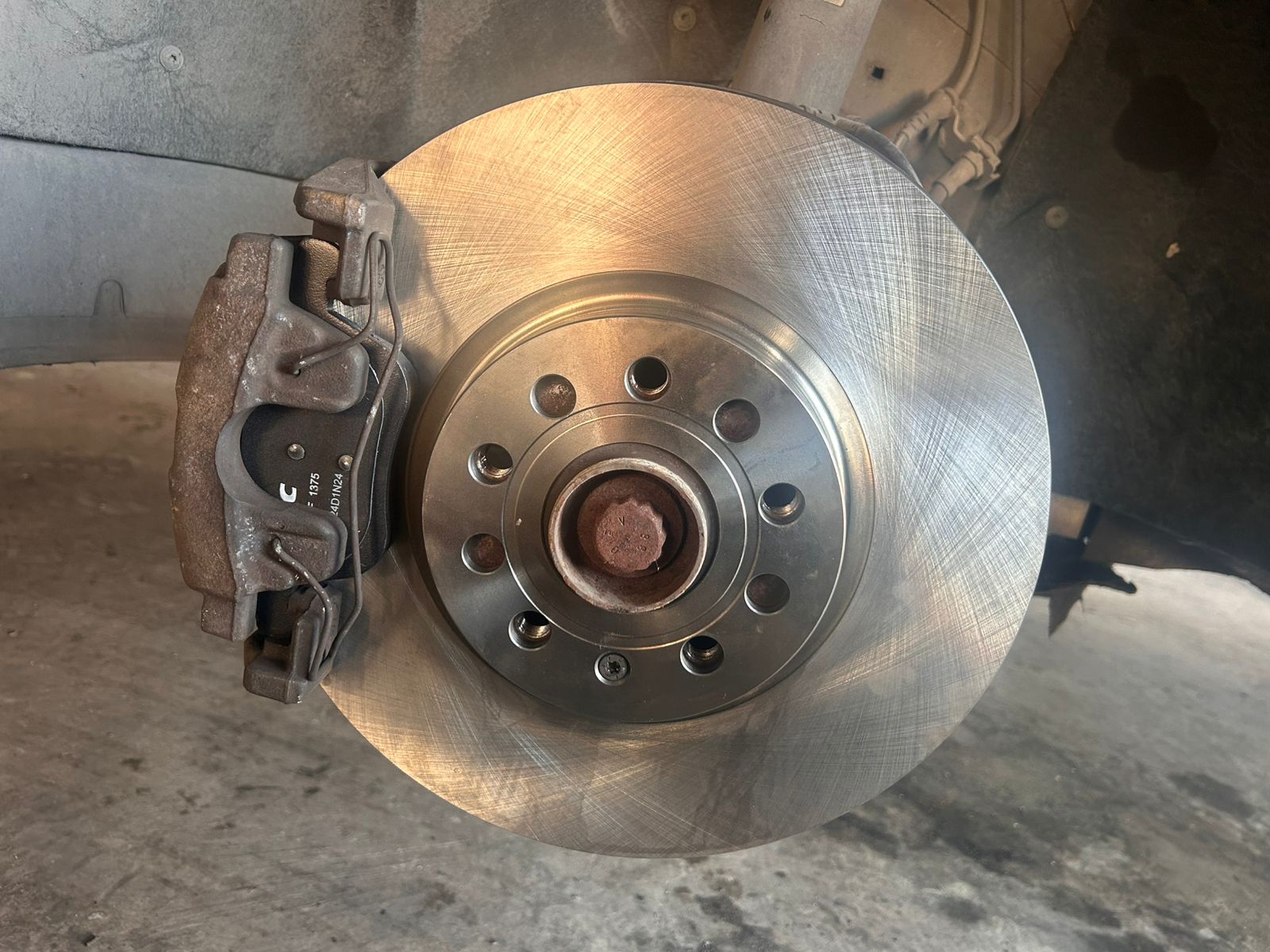 Disco de freno y caliper revisados en el taller