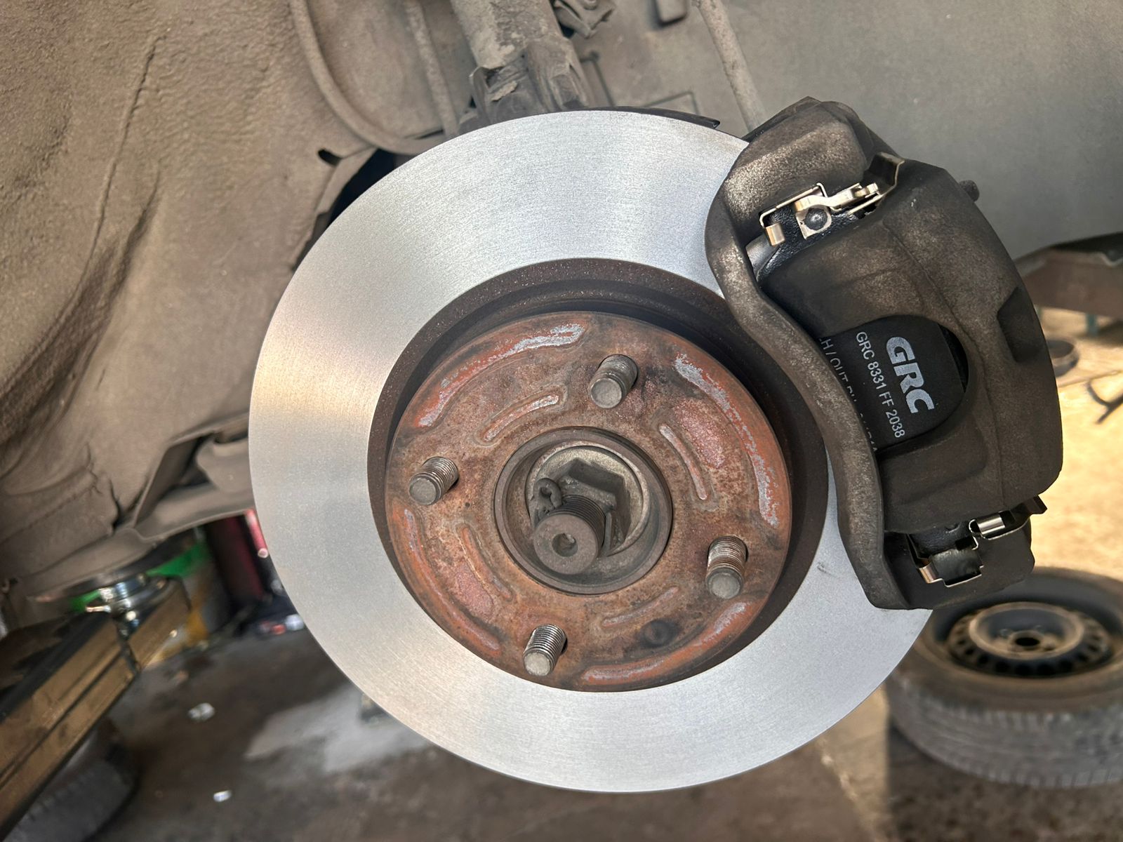 Disco de freno y caliper durante el servicio en el taller